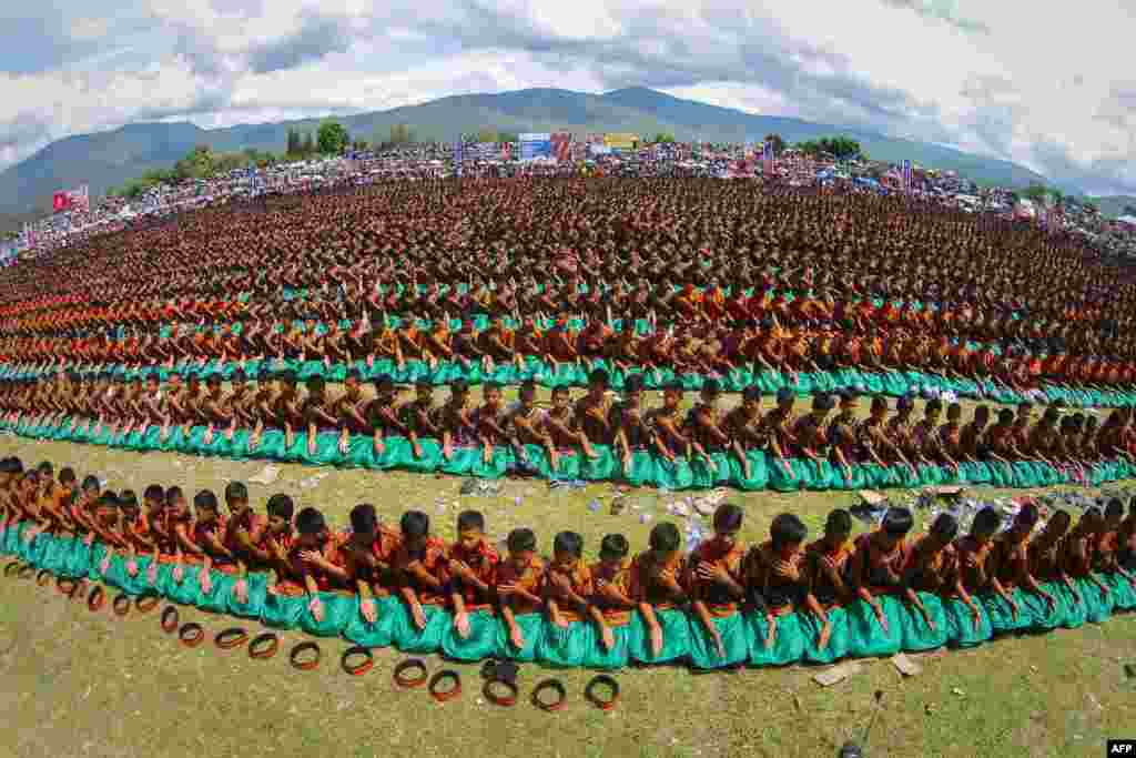 Male children and elders belonging to the ethnic Gayo tribe perform a traditional Saman dance during a ceremony in Gayo Lues highland district in Indonesia&#39;s Aceh province.