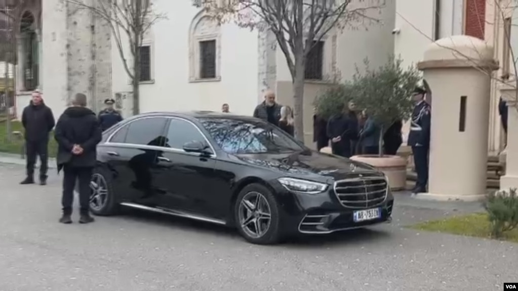Kryeministri Rama duke dalë nga Bashkia e Tiranës