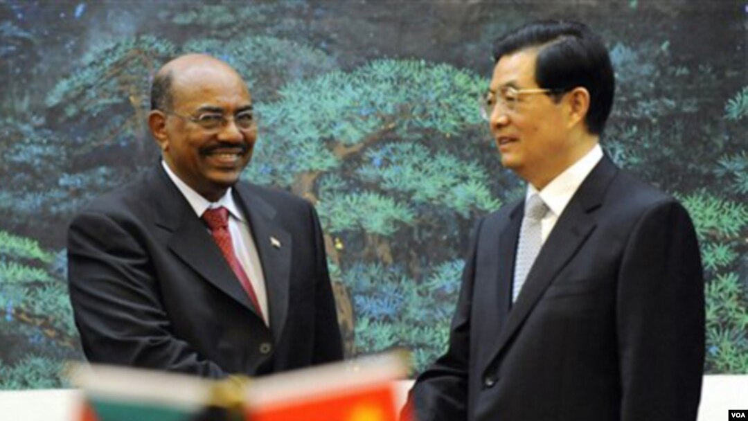 Presiden Sudan Omar al-Bashir (kiri) dan Presiden Tiongkok Hu Jintao dalam penandatanganan kerjasama ekonomi di Beijing (29/6).