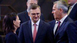 Menteri Luar Negeri Jerman Annalena Baerbock, Sekretaris Jenderal NATO Jens Stoltenberg dan Menteri Luar Negeri Ukraina Dmytro Kuleba menghadiri pertemuan Dewan NATO-Ukraina bersama Swedia di Brussels, Belgia, 29 November 2023. (REUTERS/Johanna Geron)