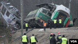 Petugas lalu lintas kereta api diduga bersalah atas tabrakan maut dua kereta penumpang di Szczekociny, Polandia (4/3).