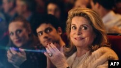 Catherine Deneuve, actriz francesa, aplaude durante la apertura del festival Premiers Plan.