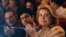 Catherine Deneuve, actriz francesa, aplaude durante la apertura del festival Premiers Plan.