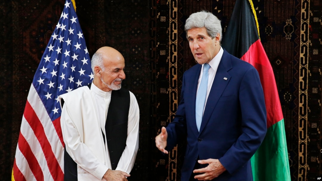 Ngoại trưởng Mỹ John Kerry gặp gỡ ứng cử viên tổng thống Afghanistan Ashraf Ghani Ahmadzai tại Đại sứ quán Mỹ ở Kabul, 11/7/2014.