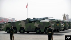 Sejumlah kendaraan militer China membawa misil-misil balistik DF-17 dalam parade peringatan 70 Tahun Komunis China, di BeijinG, 1 Oktober 2019. (Foto: Mark Schiefelbein/AP)