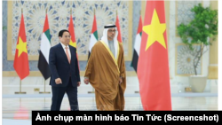 Thủ tướng Phạm Minh Chính được phó Tổng thống UAE Mansour Bin Zayed Al Nahyan đón tại phủ Tổng thống hôm 10/28