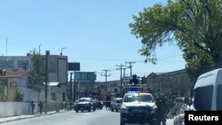 ARCHIVO - Oficiales de la policía estatal montan guardia cerca de una escena del crimen en el centro de Matamoros, México, en marzo de 2023.