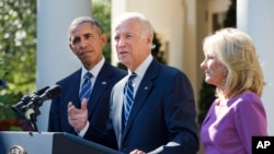 El vicepresidente, Joe Biden, junto a su esposa, Dr. Jill Biden, y el presidente Barack Obama, durante el anuncio de que no se postulará para la presidencia, el miércoles 21 de octubre de 2015, en la Casa Blanca.