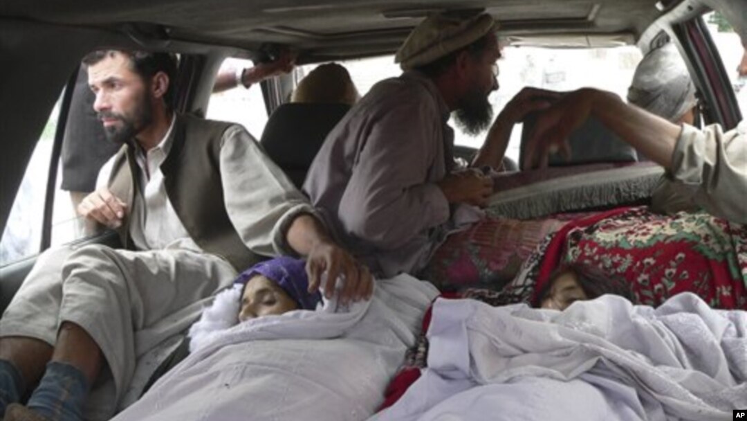 Warga di distrik Alingar, provinsi Laghman, Afghanistan membawa para perempuan korban serangan udara NATO ke rumah sakit setempat hari Minggu (16/9).