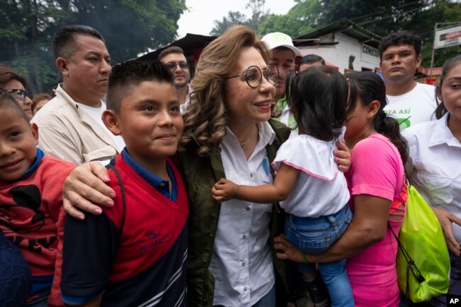 ARCHIVO - La exprimera dama Sandra Torres, candidata presidencial de Unidad Nacional de la Esperanza, es recibida por simpatizantes durante un acto de campaña en Amatitlán, Guatemala, el 14 de mayo de 2023. (Foto AP/Moises Castillo, Archivo )