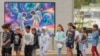 Los estudiantes de la Escuela Primaria STEAM Magnet de Santiago llegaron vestidos con ropa de temática espacial a una ceremonia en Tree Stewards en Lake Forest, California, el 14 de octubre de 2024.