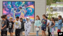 Los estudiantes de la Escuela Primaria STEAM Magnet de Santiago llegaron vestidos con ropa de temática espacial a una ceremonia en Tree Stewards en Lake Forest, California, el 14 de octubre de 2024.