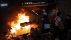 Người biểu tình chống chính phủ châm lửa đốt một trong những cổng vào trạm tàu điện ngầm tại Causeway Bay, sau khi lãnh đạo Hong Kong Carrie Lam loan báo luật khẩn cấp cấm đeo khẩu trang tại các cuộc biểu tình, ngày 4 tháng 10, 2019.
