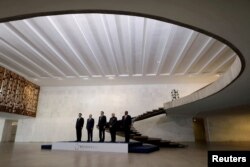 Para pemimpin BRICS termasuk Vladimir Putin dari Rusia dan Cyril Ramaphosa dari Afrika Selatan berpose saat mereka tiba untuk KTT BRICS di Brasilia, Brazil, 14 November 2019. (Foto: Reuters)