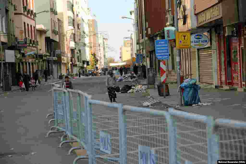 Images from the historic Sur neigborhood of Diyarbakir in southeastern Turkey after clashes between the security forces and members of the pro-Kurdish youth gangs that brought the town's economy to a standstill