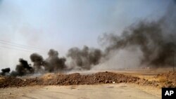 Columnas de humo se levantan en Khazer, unos 30 kms al este de Mosul, luego de un ataque aéreo de la coalición. Irak, octubre 17, 2016. 