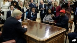 Le rappeur Kanye West avec le président Donald Trump dans le bureau ovale de la Maison Blanche, à Washington, le 11 octobre 2018.