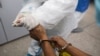 Un médico toma una muestra de sangre de un recluso para una prueba rápida de COVID-19, en un centro de diagnóstico integral en Caracas, el 27 de agosto de 2020.