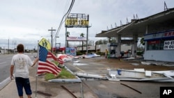 Una estación de gasolina muestra los daños causados por el huracán Laura a su paso por Lake Charles, Luisiana, el 27 de agosto de 2020.