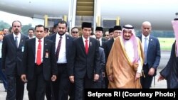 Presiden Joko Widodo dan Raja Salman di Bandar Udara Halim Perdanakusuma Jakarta (1/3). (Foto: Setpres RI).