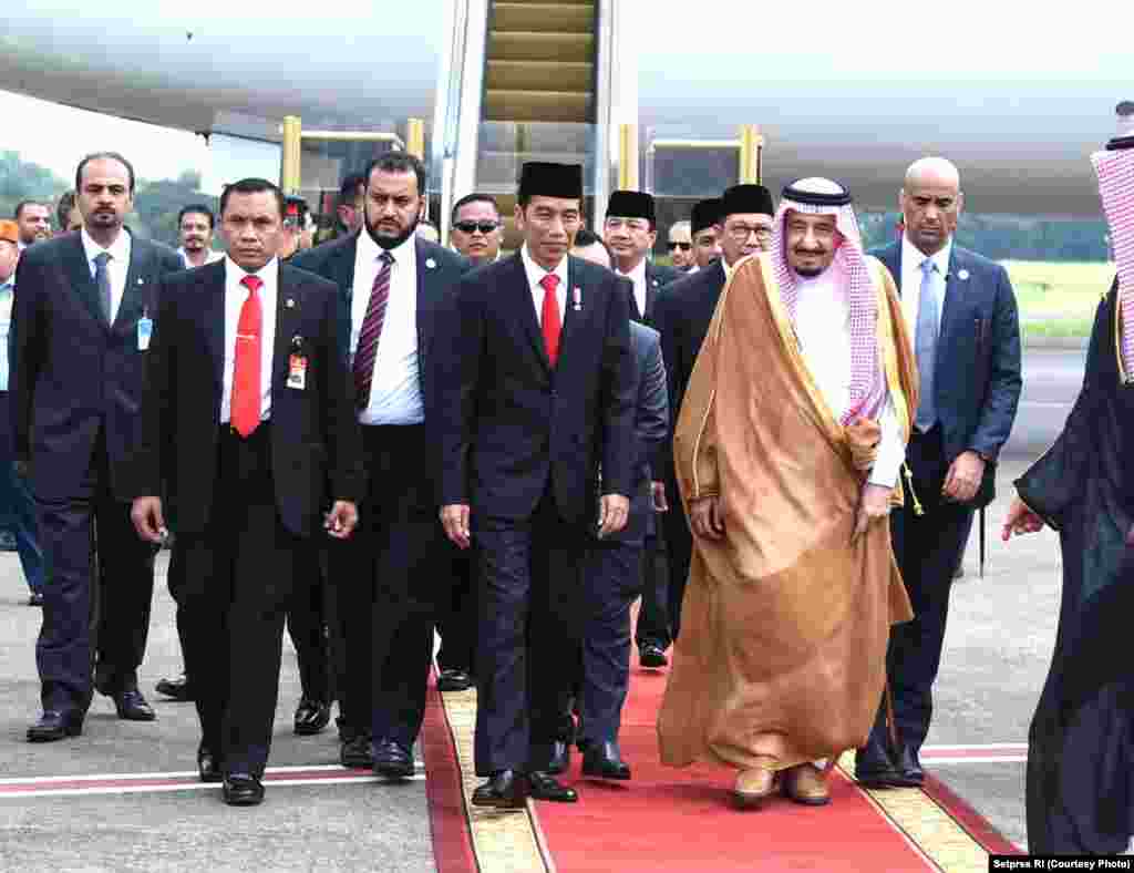 Presiden Jokowi dan Raja Salman di Bandara Halim Perdanakusuma Jakarta, 1 Maret 2016 (Foto courtesy : Setpres RI).