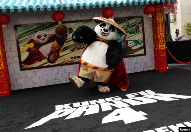 Seseorang mengenakan kostum Po saat menghadiri pemutaran perdana film "Kung Fu Panda 4" di Los Angeles, California, AS, 3 Maret 2024. (dok: REUTERS/Mario Anzuoni)
