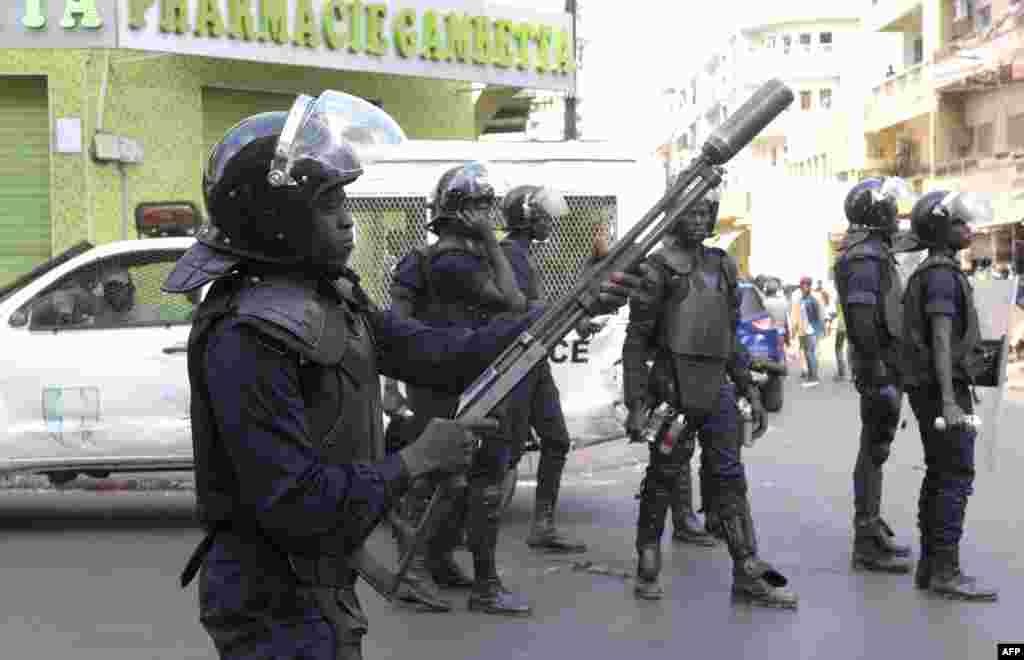 Des policiers sénégalais lors des manifestations à Dakar, le 19 avril 2018.