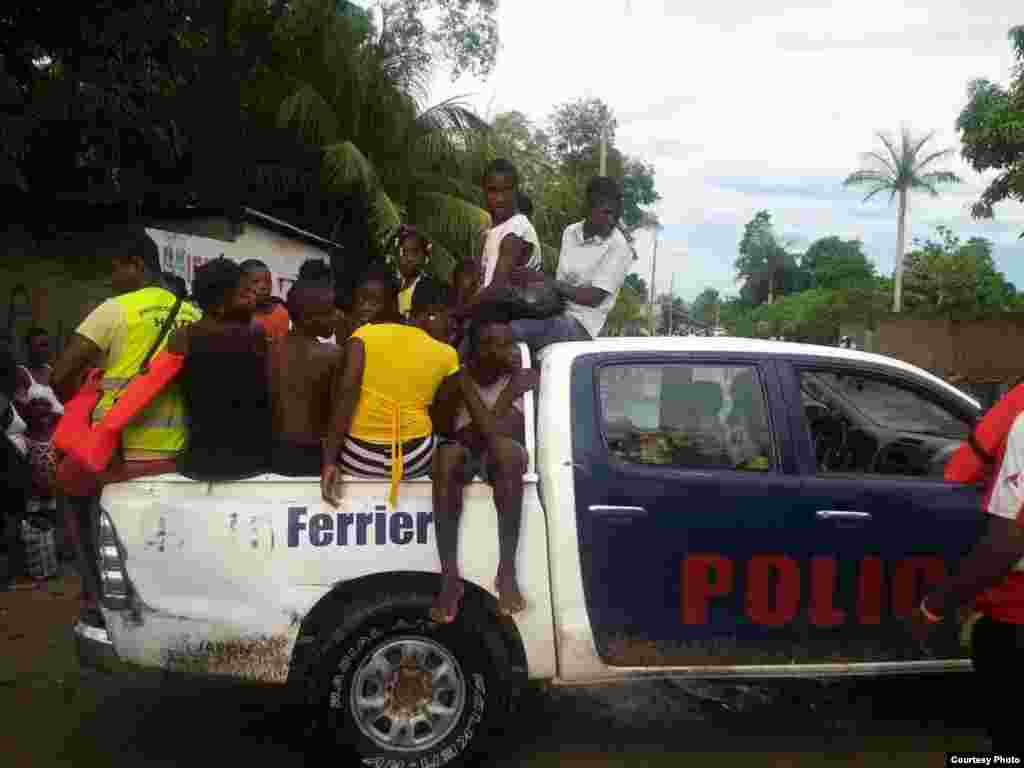 Lapolis kap retire moun nan zon ki anvayi ak dlo yo, nan Ferrier, nodes peyi Dayiti, 8 septanm 2017, (Foto Josiah Cherenfant, jounalis sitwayen) &nbsp;