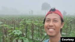 FILE - Petani milenial Didik Purwanto asal Kediri , Jawa Timur berswa photo dengan Kebun sayur, usaha pertanian yang sudah dijalaninya dua tahun. (dokumentasi pribadi).