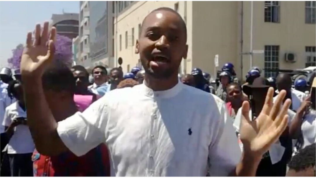Tapiwa Mungofa from the Zimbabwe Hospital Doctors Association speaks to his fellow workmates after delivering a petition to the government in Harare, Sept. 16, 2019. (C. Mavhunga/VOA)