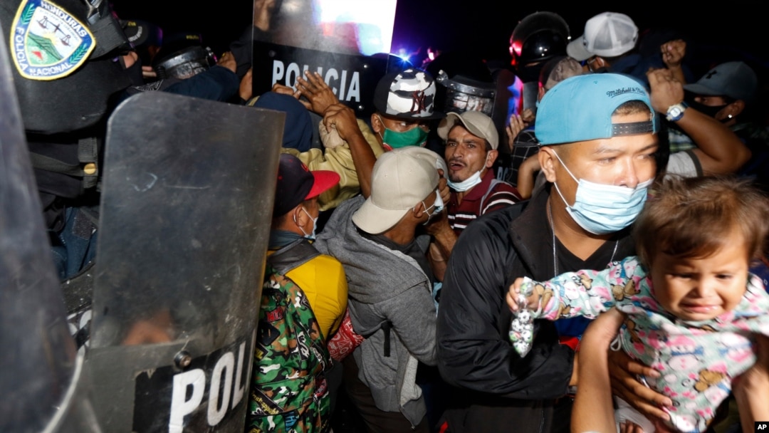Bezbednosne snage Hondurasa pokušavaju da zadrže migrante koji pokušavaju da se domognu SAD, na graničnom prelazu Hondurasa ka Gvatamali, El Florido, 15. januara 2021. (AP Photo/Delmer Martinez)