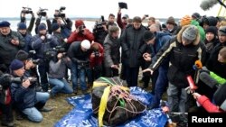 El fragmento de meteorito recuperado del lago Chebarkul, ubicado a unos 80 kilómetros al oeste de Chelyabinsk, es el de mayor tamaño de todas las partes recuperadas.