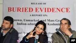Indian human rights activist Angana Chatterji (C), flanked by members of the International People's Tribunal on Human Rights and Justice, speaks during a press conference in Srinagar on 02 Dec 2009