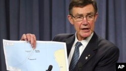 El coordinador de la búsqueda del avión malasio, Angus Houston, muestra un mapa que detalla las operaciones frente a las costas de Australia.