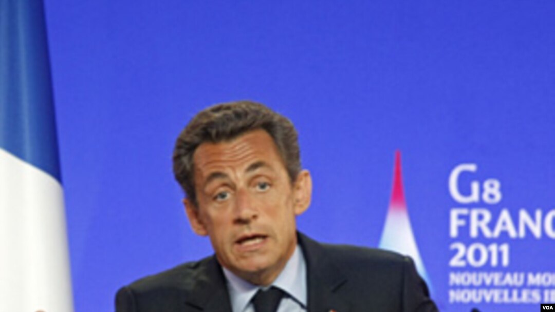 Presiden Perancis, Nicolas Sarkozy saat melakukan konferensi pers di kota Deauville (26/5).