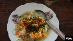 Sepiring mie lethek rebus di warung Mujiyem seharga Rp. 13.000,- /porsi (Foto: VOA/Munasih)