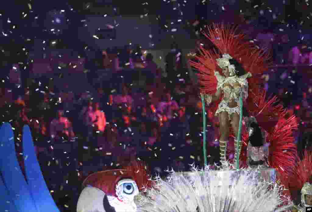 Para penari yang tampil dalam upacara penutupan Olimpiade Musim Panas 2016 di Rio de Janeiro, Brazil (21/8). (AP/Mark Humphrey)