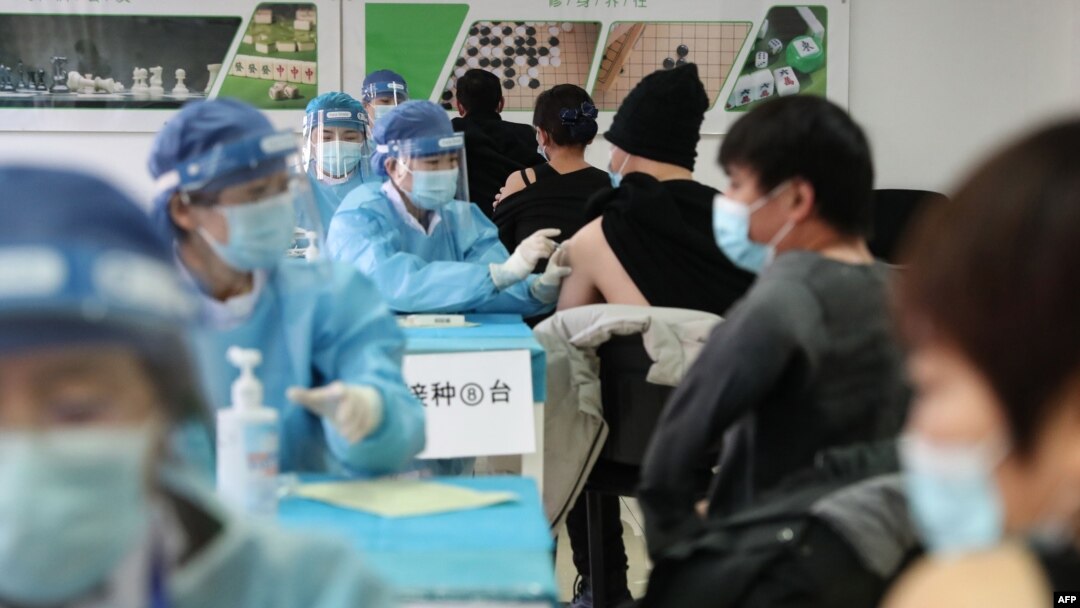 Orang-orang menerima vaksin untuk melawan Covid-19 coronavirus di pusat vaksinasi sementara di China pada 8 Januari 2021. (Foto: STR/CNS/AFP)