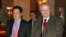 AQShning Janubiy Koreyadagi sobiq elchisi Kristofer Xill (o'ng tomonda)