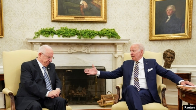 Presiden Amerika Serikat (AS) Joe Biden bertemu dengan Presiden Israel Reuven Rivlin di Gedung Putih, di Washington, 28 Juni 2021.