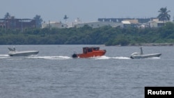 台湾雷虎科技公司在南部屏东大鹏湾展示其无人艇“海鲨”600及“海鲨”800导入美国Shield AI公司的人工智能软件追踪橘色目标船的情形。(2026年7月29日）
