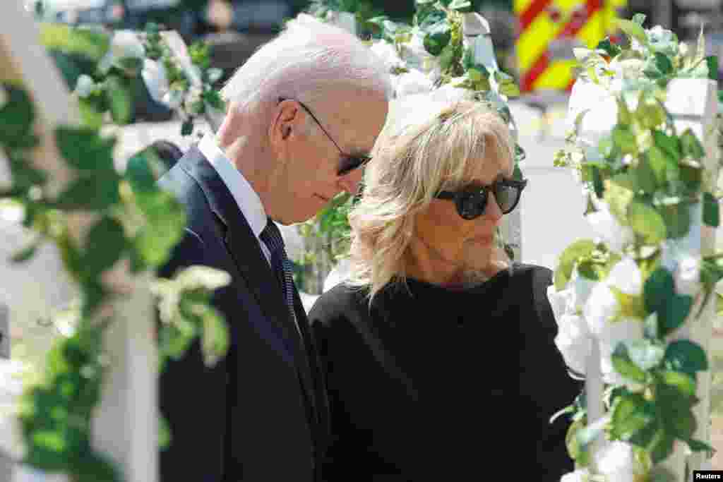 El presidente de EEUU, Joe Biden, y la primera dama Jill Biden, entre las coronas de flores dedicadas a las víctimas de la matanza en la escuela primaria de Robb, en&nbsp;Uvalde, Texas, el 29 de mayo de 2022. Foto Reuters.