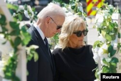 Joe Biden sa suprugom Jill ispred škole u Uvaldeu, 29. maj 2022.