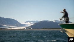 El presidente Barack Obama observa el glaciar Bear, que ha retrocedido casi tres metros en 100 años, durante su viaje a Alaska.