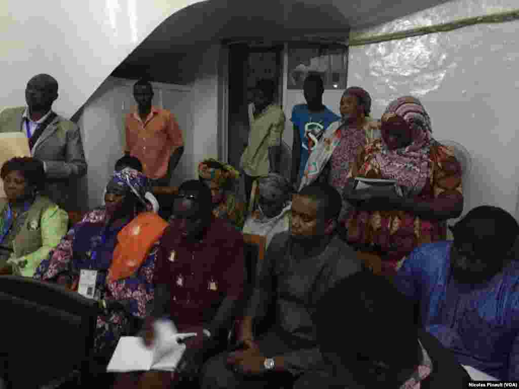 Les délégués des partis politiques assistent au dépouillement à l&#39;Hôtel de Ville de Niamey, 21 février 2016. (VOA/Nicolas Pinault)