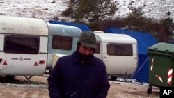 Un homme se tient dans le froid dans le camp pour personnes déplacées à Forcella dans la province de Macerata, Italie, 29 octobre 1997. 