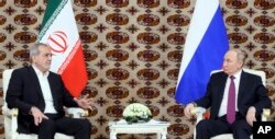 Presiden Rusia Vladimir Putin, kanan, dan Presiden Iran Masoud Pezeshkian, di sela-sela forum internasional di Ashgabat, Turkmenistan, 11 Oktober 2024. (Foto: via AP)