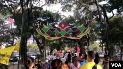 Personas caminan en el emblemático paseo de Los Próceres durante el martes de carnavales, en Caracas, el 16 de febrero de 2021. [Foto: VOA/Álvaro Algarra]