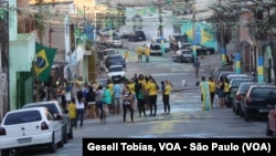 En Itaquerao, uno de los barrios a los alrededores del estadio de São Paulo, Brasil, se vivió con alegría el inicio del mundial en el país.