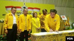 Ketua Umum Partai Golkar Airlangga Hartarto menandatangani pakta integritas dengan Komisi Pemberantasan Korupsi (KPK) untuk wujudkan kepala daerah bebas korupsi, Senin 19/2. (Foto: Fathiyah/VOA)